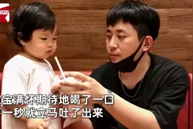 当宝宝第一次喝可乐，大吸一口下一秒表情凝固，网友：可以省钱了图片