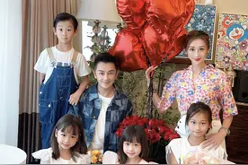 蒋丽莎晒全家福，庆祝与陈浩民结婚十周年，一家六口共用一张脸图片