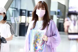 李小璐哪像奔4的人，穿紫色防晒衫配卡通T恤，说18岁也有人信图片