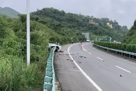惊险！轿车被护栏贯穿，驾驶员受轻伤图片