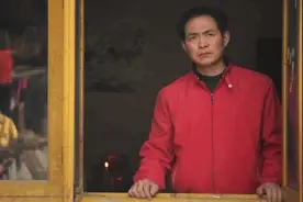 汶川地震父亲身背儿子遗体，徒步25公里带其回家，如今怎样了？图片