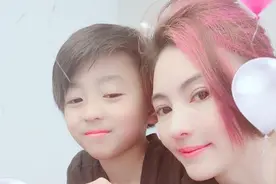 40岁张柏芝变"非主流"超美！一家四口大合照，没谢霆锋也很幸福图片