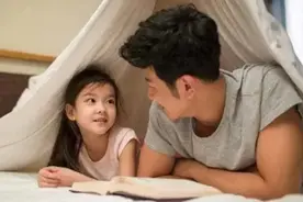 为抚养女儿，男子离异后一直未娶，10年后被父亲带的女孩成啥样了图片