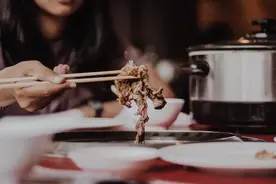 吃饭时不用公筷，细菌将增多250倍，疾病都可能找上门图片