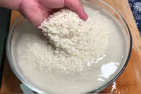 包粽子时，糯米到底要泡多久？很多人做错，粽子不是夹生就是软烂视频封面