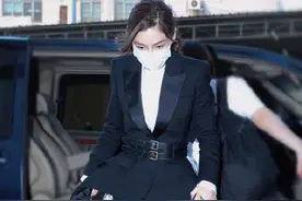 常规西装穿够了？试试杨颖这款飘带西装，配马丁靴、凉鞋都好看！图片