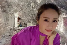 有种“冻龄”叫黎姿穿衬衫，紫色衬衫配牛仔裤，哪像奔五大妈辈图片