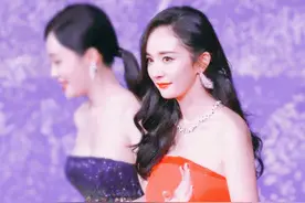 秦岚忘了前方有摄像机俯身为杨幂整理裙摆吓到导演，我没看错吧！图片