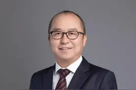 放弃“铁饭碗”后，他一笔投资就用30万赚了近300亿图片