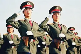 阅兵双胞胎姐妹花，这么多年过去了现在怎样了？图片