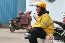 外卖小哥心系患儿送错餐，街头痛哭：儿子请你多给我一点时间图片