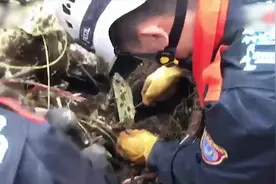 台军黑鹰直升机坠毁现场曝光，事故造成8人死亡视频封面