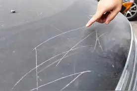 奇葩！齐齐哈尔一60多岁老汉闲得手痒痒，用钉子刮划多辆私家车被拘留图片