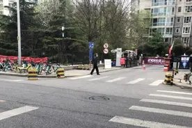 居民区小学附近停车“难”  海淀 “社区交警”来支招图片