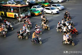 985硕士，38岁失业后跑“摩的”的他，被人质疑后现状如何？图片