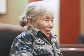 8旬夫妇巨额转账1000万，银行赶忙联系警方，揭开老人的戎马一生图片