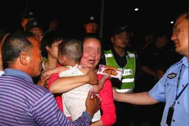 人贩子当众抱娃，反咬孩子妈是人贩子，宝妈聪明的做法救了娃图片