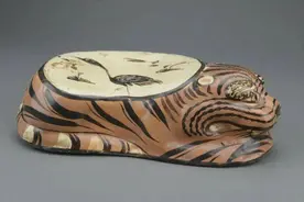 甘肃华亭，1972年挖出金代卧虎枕，虎背上居然有大雁，这是啥意思图片