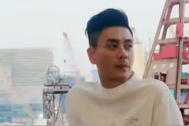 39岁黄宗泽近照显沧桑，熊猫眼黑皮肤胡子拉碴，网友直呼痞帅图片