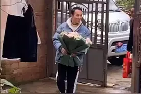 云南00后恋人定亲，男方穿袄子，女生系围裙迎接自嘲“太寒酸”图片