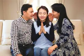 女儿20岁还与父亲一起睡，跨越“性别”的亲情，要有“底线”图片