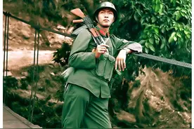 1984年，站在云南老山南温河桥上的对越作战英雄任津平排长图片