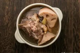 湖北名汤，排骨莲藕汤，要想煲好汤，有两个秘密，你知道吗？图片