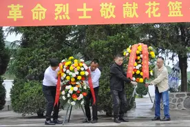 张辉师长后人千里祭英烈 感恩天水85载数代守墓人图片