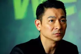 男明星被占便宜的瞬间：林志玲脱衣拥抱刘德华，韩东君被撞私密处图片