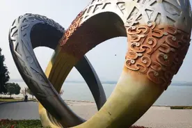大龙湖，碧波荡漾，绿草茵茵，美丽如画，徐州新城区周末休闲处图片