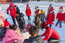 齐齐哈尔民乐小学堆雪人大赛，童趣满校园图片