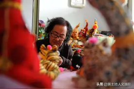 退休女医生做布老虎受人欢迎：没想到82岁成了艺术家，想传承下去图片