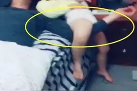 爸爸哄女儿睡觉，妈妈不放心去查看，爷俩的睡姿让她哭笑不得图片