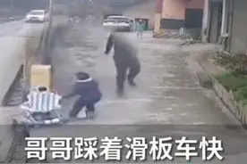 “那年哥哥踩着七彩祥云救了我！”妹妹坐学步车下坡失控哥哥骑滑板飞奔一把拉住图片