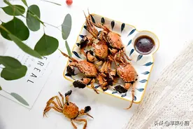 河蟹除了清蒸还可以这样吃，放点酱油焖一焖，比清蒸更入味图片