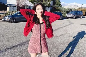 金智秀今日更新库存照，穿红衣配红裙性感飒气，阳光明媚甜美灿笑图片