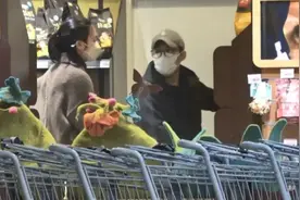 霍家三少带女友出街，女友穿短裙首次露正脸，踩平底鞋还高他半头图片