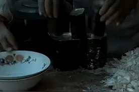 二战时期，我军用缴获的牛肉罐头改善伙食，为何战士们一脸嫌弃？图片