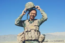 看！兵哥哥在笑图片