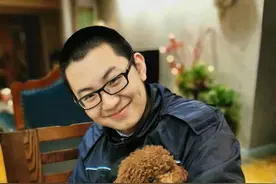 截肢男孩永不放弃，叩开复旦大门图片