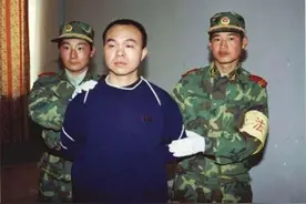 最悲催黑老大：妻子和手下通奸，狗头军师骗他巨款！图片