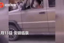 9岁男孩开车上路，母亲坐在副驾驶：“他有开玩具车的经验”图片