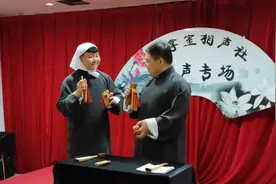 他来了他来了他昨晚又戴上头巾走来了图片