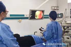 71岁阿姨“囫囵吞枣”，两枚枣核卡在肠壁差点穿孔，医生用内镜取出避免了一次手术图片