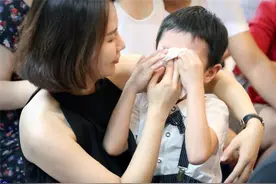 地铁上一张“偷拍照”朋友圈疯传：你的教养，孩子都看在眼里图片