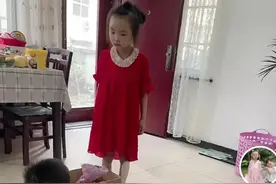 奇奇坐地上玩，悦悦把他训哭，网友：田静，你怎么教得孩子？图片