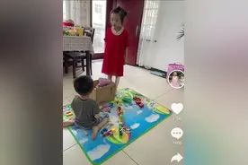 奇奇坐地上玩，悦悦把他训哭，网友：田静，你怎么教得孩子？图片