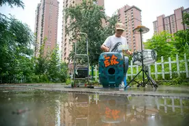 被刘宪华“点名”，郑州70岁架子鼓大爷全网走红：我最享受年轻人的围观图片