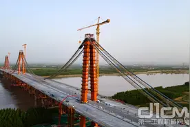 创造多项世界之最！三一泵车助力凤凰黄河大桥建设图片