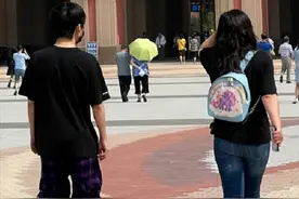 大张伟罕见带老婆出游，女方素面朝天体型壮实，背包提水似保姆图片